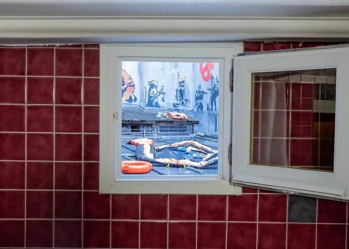 Walled Off Hotel Parijs